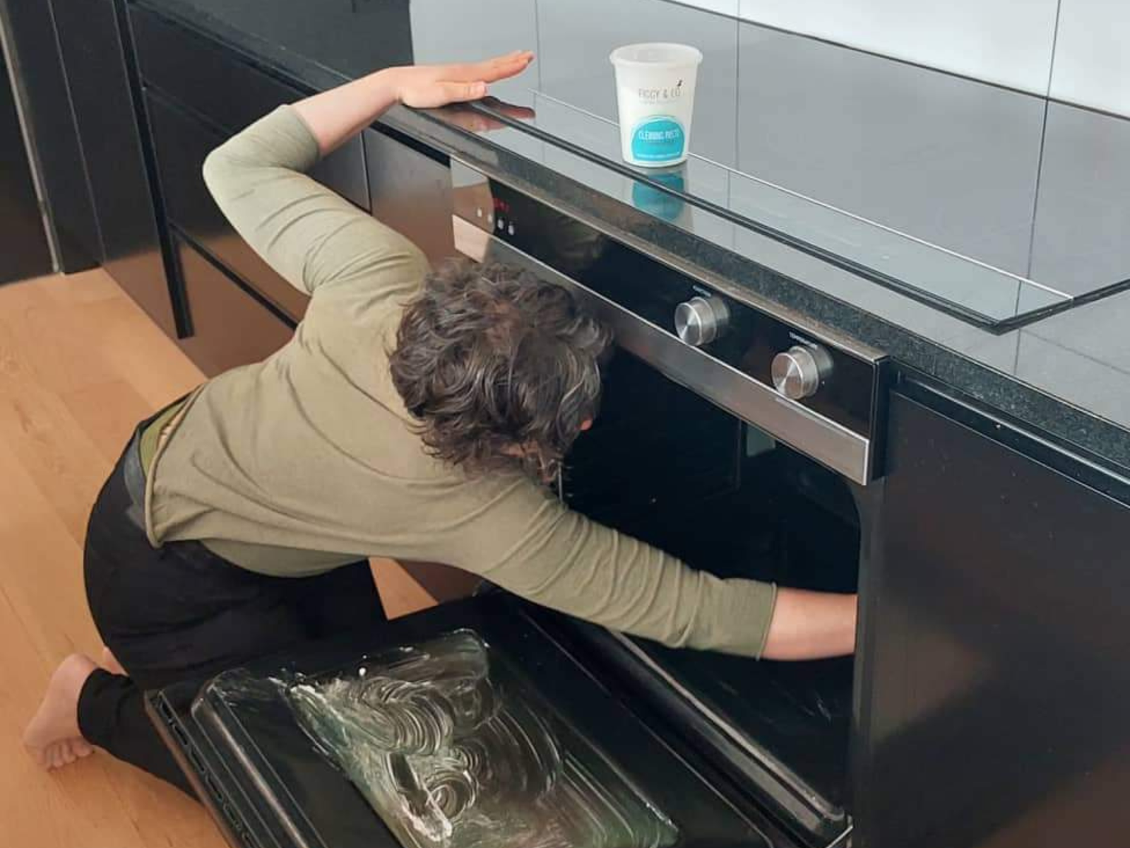how to clean your oven with non toxic products