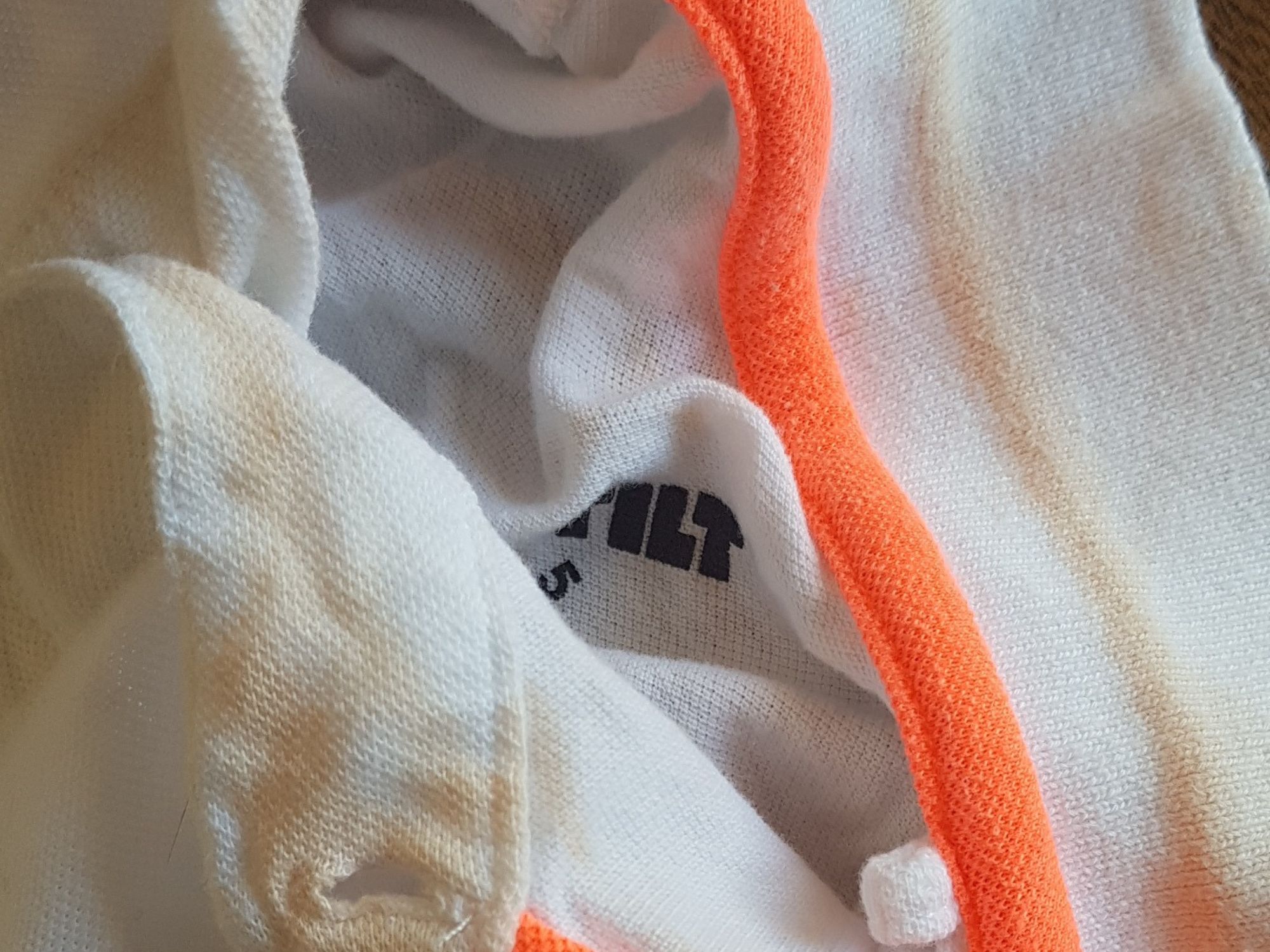 this is a guide to remove orange sunscreen stains from clothes